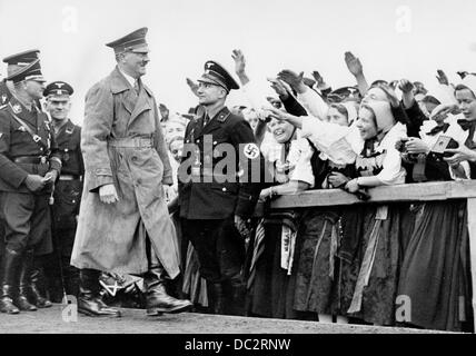 La folla accoglie Adolf Hitler nel Reichserntedankfest (Reich's Harvest Festival) sul Bückeberg vicino Hameln, Germania, nell'ottobre 1937. Il Reichserntedankfest fu uno dei più grandi eventi dell'era nazista. La Propaganda nazista! Sul retro dell'immagine è datato 3 ottobre 1937: 'Il Führer visita il Festival del raccolto sul Bückeberg. Il Führer è accolto da una folla entusiasta al suo arrivo al Bückeberg.' Fotoarchiv für Zeitgeschichte Foto Stock