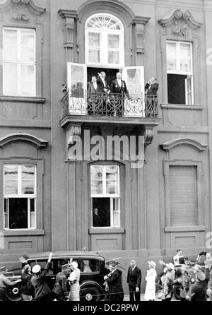 La Propaganda nazista! L'immagine mostra Adolf Hitler durante la ricezione del corpo diplomatico in occasione della sua assunzione dell'incarico di Presidente del Reich sul balcone del Reichspräsidentenpalais a Berlino (Germania), 12 settembre 1934. Fotoarchiv für Zeitgeschichte Foto Stock