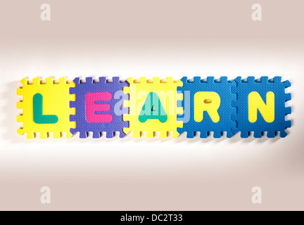 Interlocking schiuma lettere ortografia la parola imparare. Foto Stock