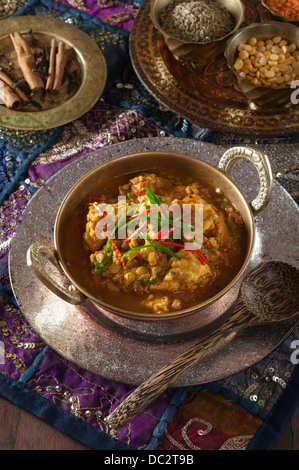 Pollo speziato Dhansak pollo e curry di lenticchie cibo India Foto Stock