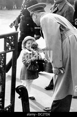 L'immagine della Propaganda nazista! Mostra Adolf Hitler che riceve fiori da una bambina mentre si recava a un ricevimento presso il Ministero dell'Illuminismo pubblico e della Propaganda a Berlino, in Germania, in occasione del 40th° compleanno di Joseph Goebbel, il 29 ottobre 1937. Fotoarchiv für Zeitgeschichte Foto Stock