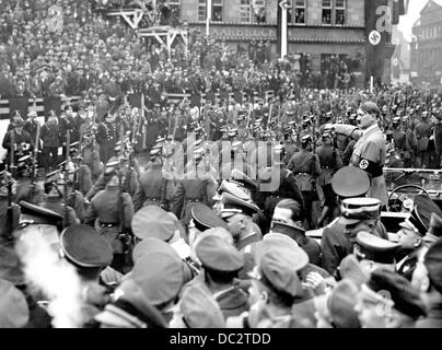 Vista di una parata per Adolf Hitler (m) in occasione della consegna del territorio Saar al Reich tedesco da parte della Lega delle Nazioni, a Saarbrücken, Germania, 1 marzo 1935. Fotoarchiv für Zeitgeschichte Foto Stock