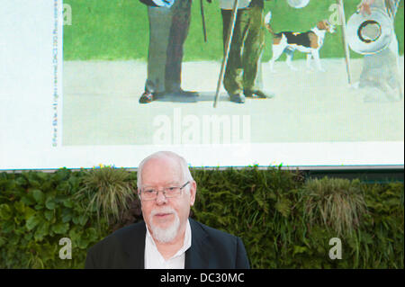 Shepherds Bush, Londra, Regno Unito. 08 Ago, 2013. Artista Sir Peter Blake al lancio di apertura di arte ovunque al Westfield Centre. Un supporto di collaborazione tra Richard Reed, il fondo d'Arte Tate, il poster industria e 101 agenzia creativa, è una celebrazione pubblica di arte in tutta la Gran Bretagna su migliaia di poster e affissioni siti da 12-25 agosto 2013. Sir Peter Blake del dipinto "hanno un bel giorno il signor Hockney' funzioni sul display digitale board dietro l'artista. Credito: Malcolm Park/Alamy Live News Foto Stock