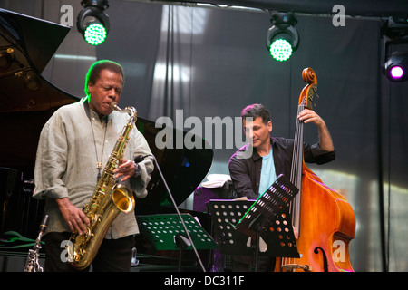 Wayne Shorter e John Pattittuci (Wayne Shorter Quartet) eseguita a Warsaw Summer Jazz Days 2013 nella fabbrica di Soho, Polonia. Foto Stock