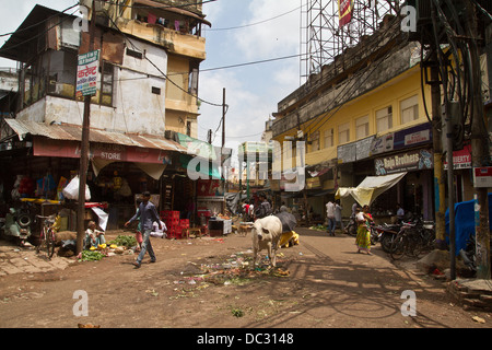 Scena di strada di Varanasi in India Foto Stock