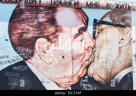 La East Side Gallery, parte del muro di Berlino con graffiti, arte di strada, bacio fraterno Breschnew e Honecker - Germania Foto Stock