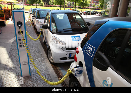 Vetture Eectric (Smart per due) sono parcheggiate a noleggio e la stazione di carico delle "Auto2go', che è un carsharing società posseduta da Daimler in una strada di Berlino a Potsdamer Platz (Potsdam Square) nel luglio 2013. Foto: Wolfram Steinberg dpa Foto Stock