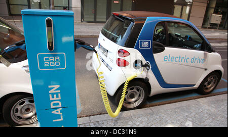 Un auto elettrica - una Smart per due - è parcheggiato a noleggio e la stazione di carico delle "Auto2go', che è un carsharing società posseduta da Daimler in una strada di Berlino vicino a Potsdamer Platz (Potsdam Square) nel luglio 2013. Foto: Wolfram Steinberg dpa Foto Stock