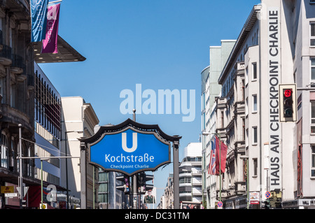 U-Bahn (metropolitana) stazione Kochstrasse; il Checkpoint Charlie e l'Haus am Checkpoint Charlie (museo del muro - Berlino Germania Foto Stock