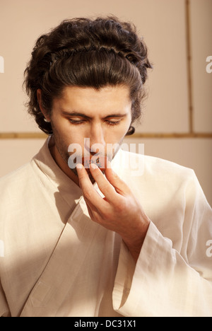 Cerimonia del tè cinese è eseguita dal maestro del tè in kimono Foto Stock