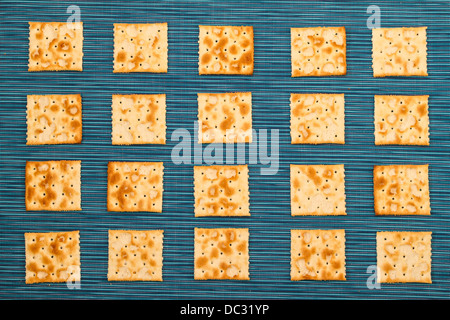 Un sacco di crackers salati, sfondo Foto Stock