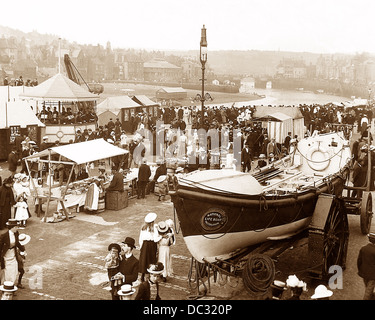 Whitby regata alla scialuppa di salvataggio House periodo Vittoriano Foto Stock