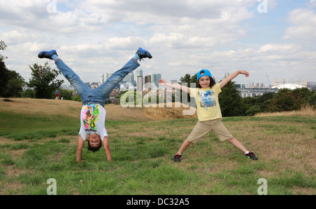 2 fratelli facendo le verticali nel parco. Foto Stock