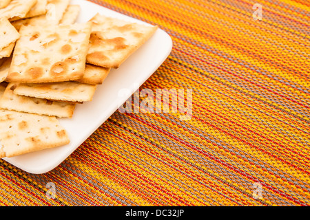 Un sacco di cracker salato su una piastra Foto Stock