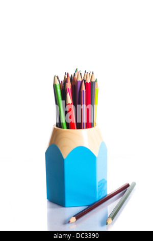 Varie matite di colore isolato sul bianco Foto Stock