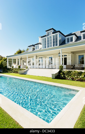 Casa di lusso, porticato e piscina Foto Stock