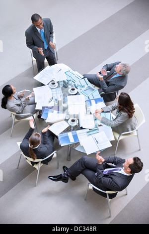 Angolo di alta vista di imprenditore incontro leader Foto Stock