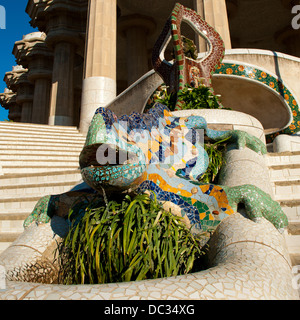 La salamandra Gaudi statua nel Parc Guell a Barcellona, Spagna Foto Stock