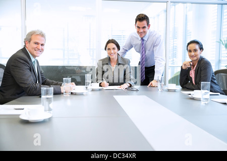 Ritratto di sorridere la gente di affari riuniti nella sala conferenze Foto Stock