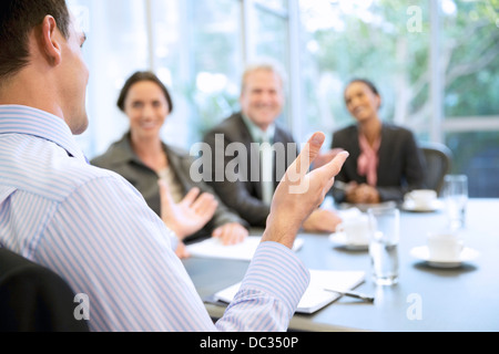 Imprenditore gesticolando in riunione Foto Stock