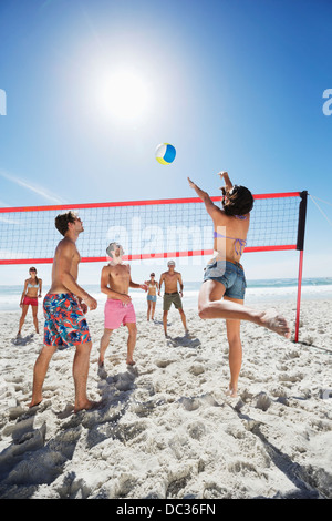 Gli amici a giocare a beach volley Foto Stock