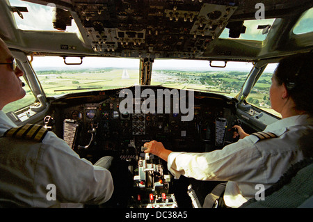 Pilota femmina porta a Ryanair Boeing 737 in di atterrare all'aeroporto di Bristol England Regno Unito Foto Stock