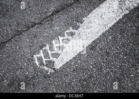 Traccia dei pneumatici sulla strada bianca marcatura Foto Stock