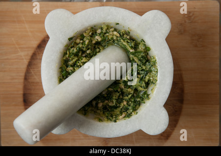 Pesto preparato in un pestello e mortaio. Foto Stock