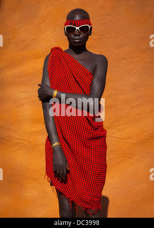 Bodi tribù giovane donna con occhiali da sole, Hana Mursi, Valle dell'Omo, Etiopia Foto Stock