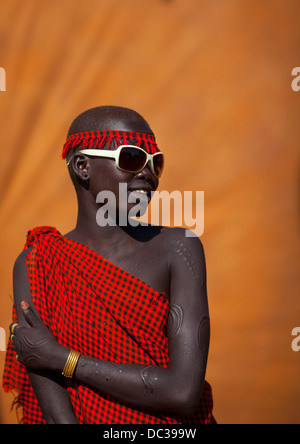 Bodi tribù giovane donna con occhiali da sole, Hana Mursi, Valle dell'Omo, Etiopia Foto Stock