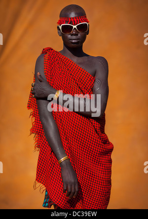 Bodi tribù giovane donna con occhiali da sole, Hana Mursi, Valle dell'Omo, Etiopia Foto Stock