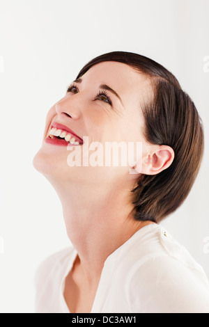 Close up ritratto di donna sorridente con testa indietro Foto Stock