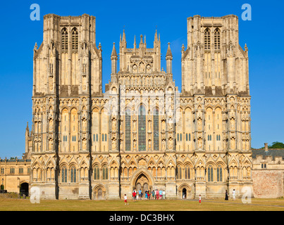 I visitatori di fronte alla facciata della Cattedrale di Wells wells somerset England Regno Unito GB EU Europe Foto Stock