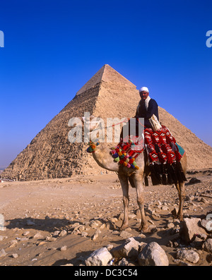 Piramide di Cheope e il cammello e il ciclista, Giza, il Cairo, Egitto Foto Stock