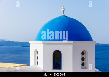 Tradizionale cupola blu nel villaggio di Oia a Santorini, Grecia Foto Stock