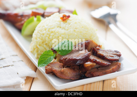 Charsiu cinese di maiale aromatizzato con carne di maiale alla brace di riso. Popolare cucina Cantonese. Hong Kong cucina. Foto Stock