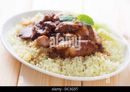 Char Siu - cinese sticky costine di maiale arrosto con un dolce e saporita salsa servita con riso bollito. Maiale alla griglia Char Siu riso cucina Malese. Foto Stock