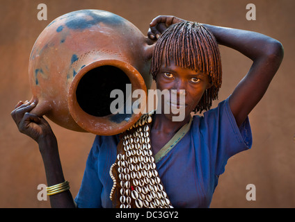 Hamer Tribe donna tenendo un enorme pentola, Key Afer, Valle dell'Omo, Etiopia Foto Stock