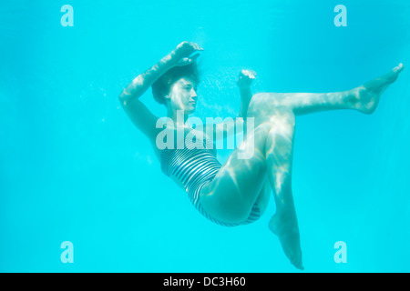 Donna nuoto sott'acqua Foto Stock