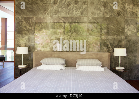 Letto in camera da letto moderna Foto Stock