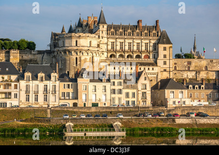 Chiudere la vista del Castello Reale e gli edifici vicini, dal fiume Loira ad Amboise, in Indre-et-Loire dipartimento in Francia centrale. Foto Stock