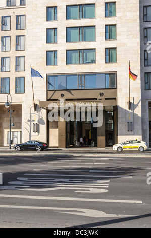 Ingresso del nuovo Waldorf Astoria Hotel in Berlino Germania Foto Stock