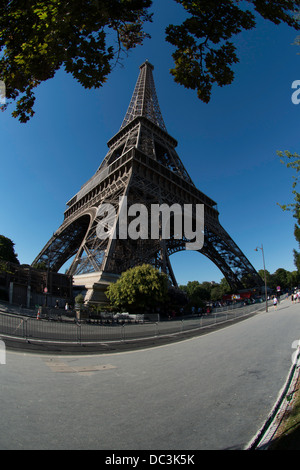 La Torre Eiffel a Parigi in un giorno di estate Foto Stock