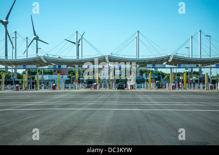 Nel Regno Unito i controlli di frontiera all'Eurotunnel Terminal, Calais, Francia, per veicoli, i conducenti e i passeggeri di lasciare l'Europa continentale, legato per il Regno Unito. Foto Stock