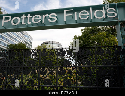 Ingresso a Vasai campi, a Londra con il Municipio in background Foto Stock