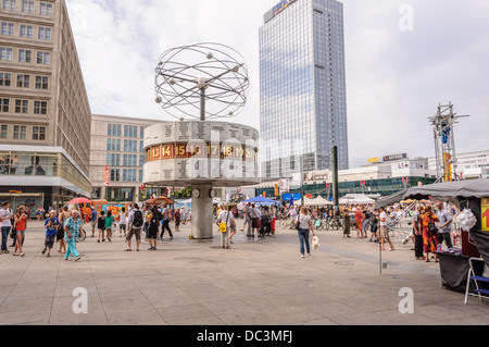 Street Market all'Urania Orologio mondiale Berlin Alexanderplatz (Alex), Germania Foto Stock