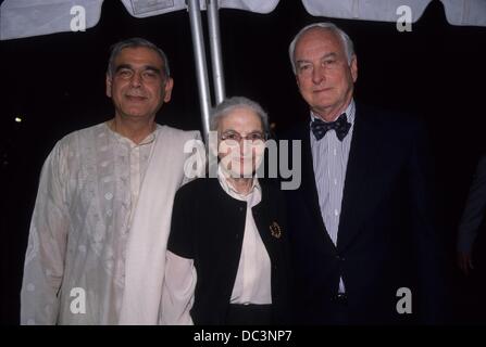 JAMES IVORY con Ismail Merchant e Ruth Prawer Jhabvala.k13296smo.un soldato della figlia mai grida premiere party in New York Pub. Library 1998.(Immagine di credito: © Sonia Moskowitz/Globe foto/ZUMAPRESS.com) Foto Stock