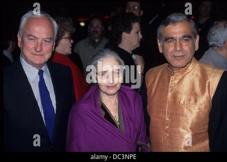 JAMES IVORY con la scrittrice Ruth Prawer Jhabvala , produttore Ismail Merchant 1995.k1070Hmc.(Immagine di credito: © Henry Mcgee/Globe foto/ZUMAPRESS.com) Foto Stock