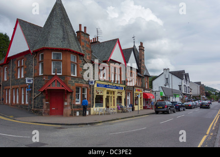 Strada principale Aberfoyle una piccola città nel Trossachs percorsi turistici in Stirlingshire Scozia Scotland Foto Stock