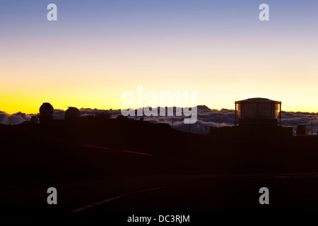 Mare di Nuvole e l'Osservatorio di Haleakala al tramonto in Maui, Hawaii. Foto Stock